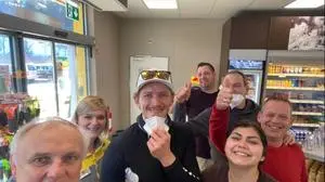 Linus Straßer | Linus Straßer wurde in der Tankstelle trotz Maske erkannt - hier das berühmte Foto 