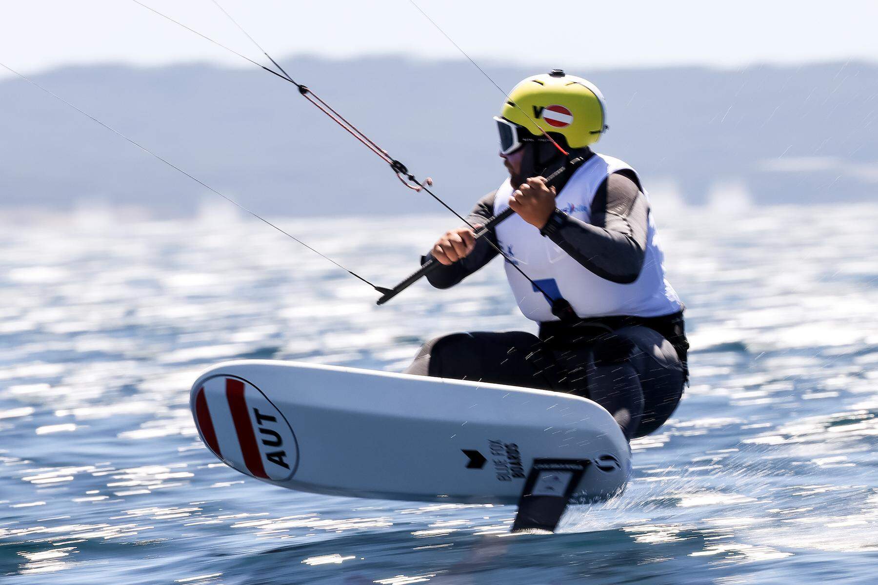 Bei Olympia fliegt Valentin Bontus mit dem Kite fast auf dem Wasser