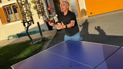 Robert Piber mit seinem Tisch