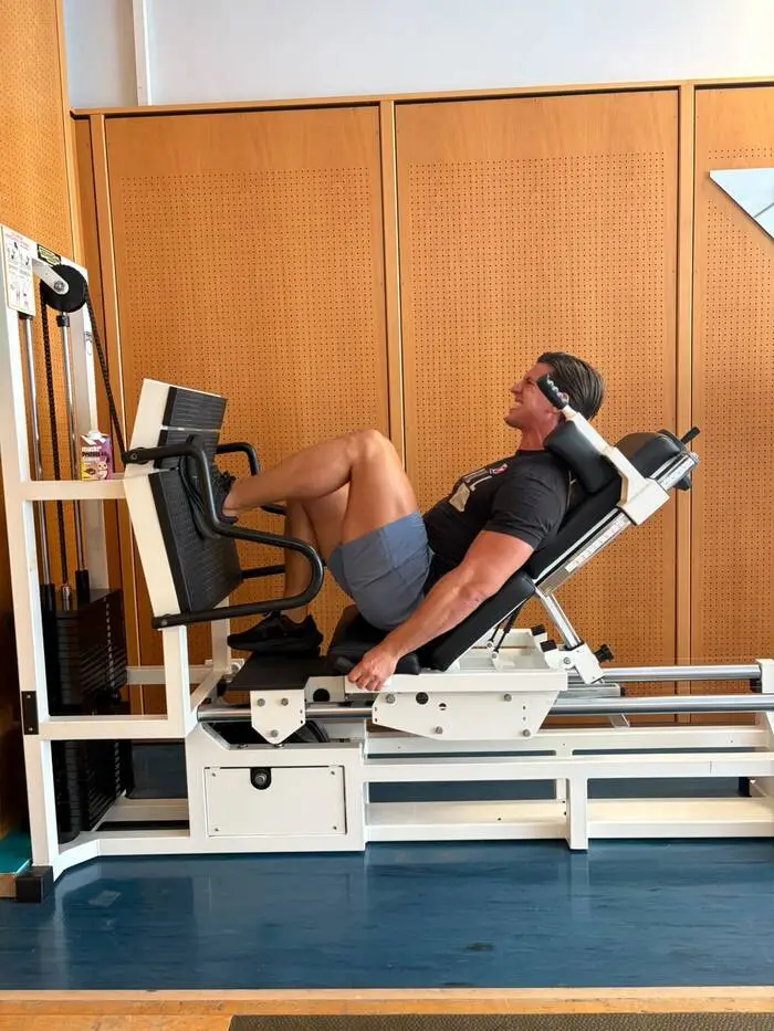Jakob Mandlbauer in der Kraftkammer bei der Beinpresse