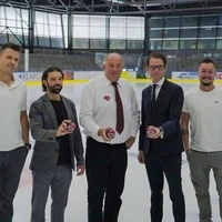 Spielertrainer Kris Reinthaler, Dominique Heinrich, Franz Gärtner, Bürgermeister Matthäus Bachernegg und Keeper Oliver Zirngast