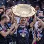 Stefan Hierländer mit dem Meisterteller für Sturm Graz