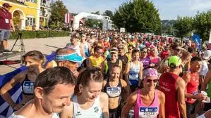 Um 9 Uhr erfolgt vor dem Schlosshotel Velden der Startschuss zum Halbmarathon 