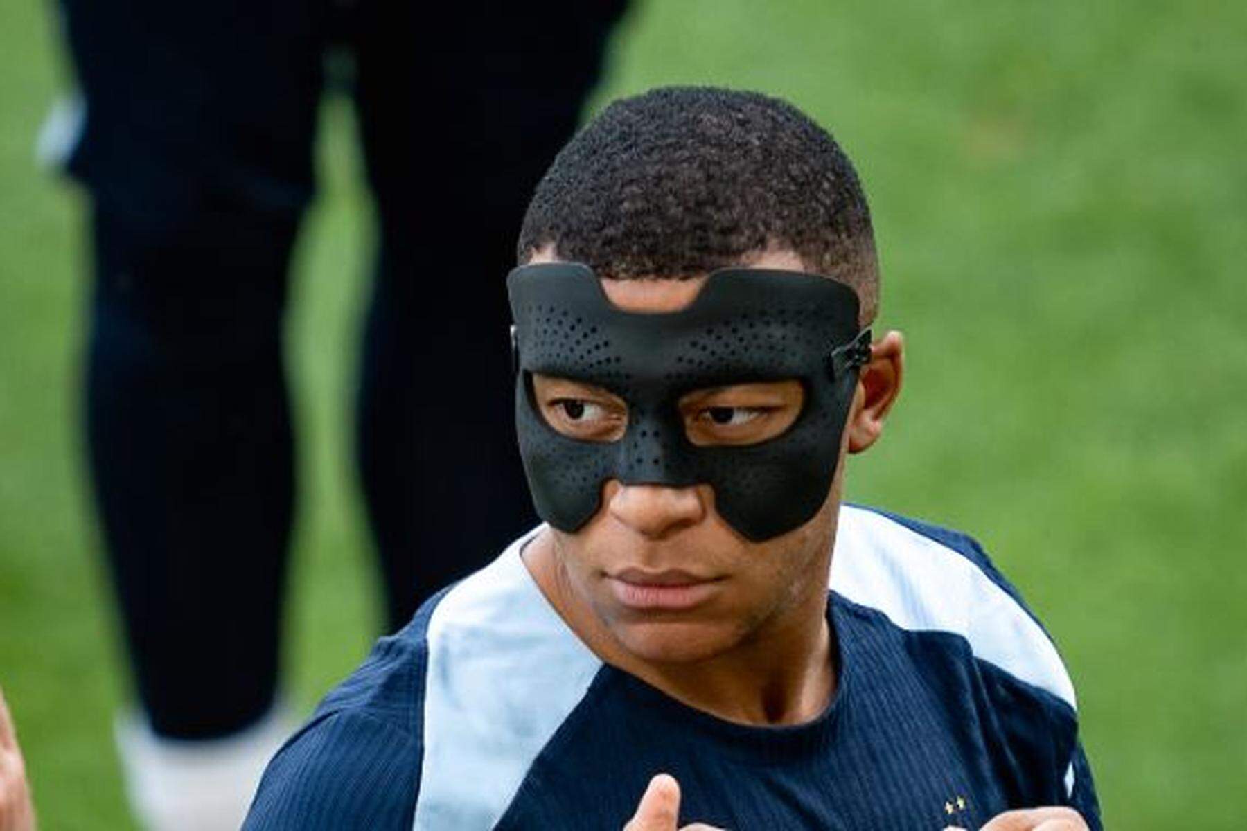 Nach Nasenbeinbruch: Neue Maske für Frankreichs Superstar Kylian Mbappé