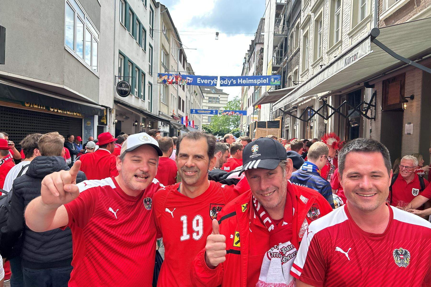 Düsseldorf ist rot-weiß-rot: „So rockt das Leben“: Österreichs Fans feiern in Düsseldorf 