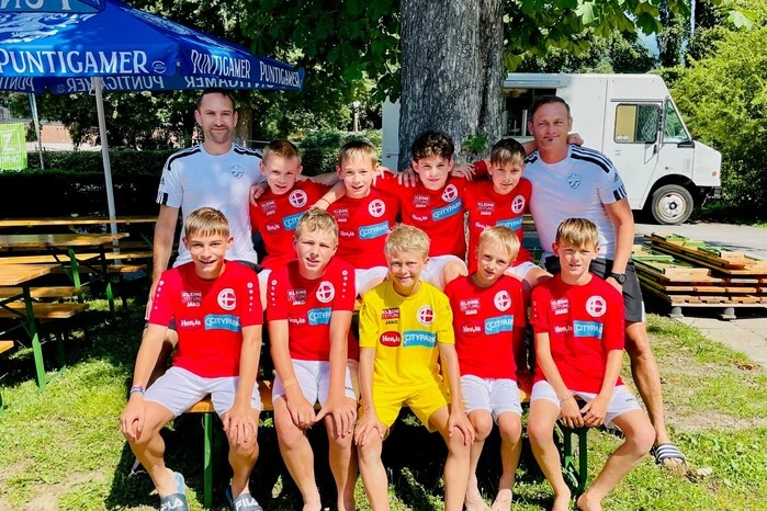 Das Team Dänemark: Ben Polleros, Riccardo Willingshofer, Benedikt Lackner, Tobias Hamer, Elian Märzendorfer (vorne v.l.) Trainer Manuel Hamer, Florian Hamer, Dominik Hamer, Simon Moosbacher, Fabio Habenbacher, Trainer Rudi Märzendorfer. (hinten v.l.)