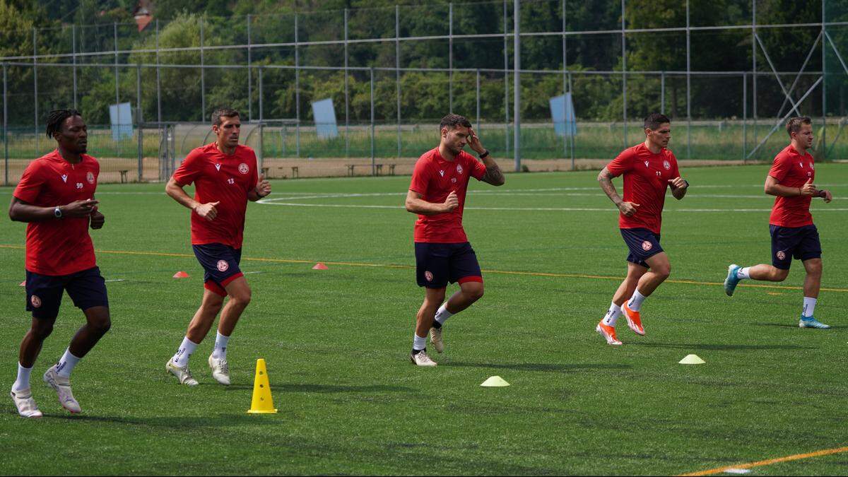 Michael Cheukoua, Marco Perchtold, Marco Gantschnik, Dominik Frieser und Benjamin Rosenberger (v. l.) schwitzten bei den Shuttleruns