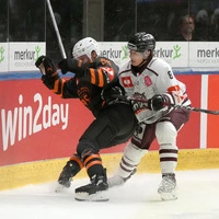 Nick Swaney (links) und Jules Boscq lieferten sich harte Zweikämpfe