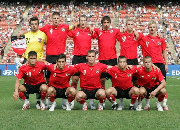 GEPA-1807073439A - EDMONTON,KANADA,18.JUL.07 - FUSSBALL - FIFA U20 World Cup 2007, U20 Weltmeisterschaft, Oesterreich vs Tschechien, AUT vs CZE. Bild zeigt die Mannschaft von Oesterreich: h.v.l. Michael Zaglmair, Sebastian Proedl, Daniel Gramann, Martin Harnik, Thomas Hinum, Peter Hackmair. v.v.l. Siegfried Rasswalder, Veli Kavlak, Erwin Hoffer, Markus Suttner und Tomas Simkovic (AUT). Foto: GEPA pictures/ Markus Oberlaender