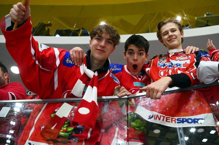 fans   ( ec- kac gegen HC PUSTERTAL WÖLFE ) ice hockey saison 2023/2024, eishockey österreich, playoffs, spiel 2, halbfinale