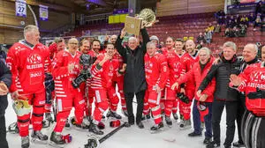 Siegerteam des KAC mit Assistant-Coach Toni Polster