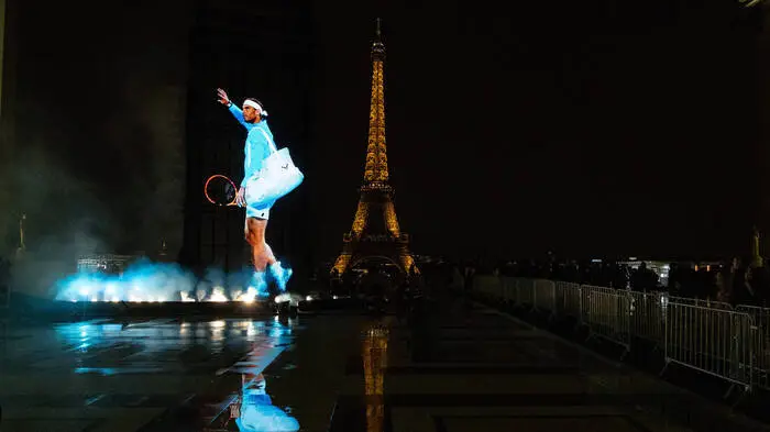 Eine Projektion von Rafael Nadal vor dem Eiffelturm