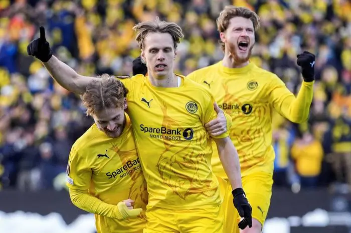 Sport Bilder des Tages UEFA Europa League 24/25, kvartfinale, 1.kamp, Bodo/Glimt - Lazio Bodo 20250410. Bodo/Glimts Ole Didrik Blomberg t.v. og Kasper Hogh t.h. jubler etter 1-0 malet til Ulrik Saltnes under den forste kvartfinalekamp i fotball i UEFA Europa League mellom Bodo/Glimt og Lazio pa Aspmyra stadion i Bodo. Foto: Lise Aserud / NTB Bodo Norge EDITORIAL USE ONLY. RESTRICTED USE FOR BETTING COMPANIES Ref:_SPOdQAClCFlGn8.jpg *** UEFA Europa League 24 25, quarter final, 1 match, Bodo Glimt Lazio Bodo 20250410 Bodo Glimts Ole Didrik Blomberg left and Kasper Hogh right celebrate after scoring 10 goals to Ulrik Saltnes during the first UEFA Europa League quarter final match between Bodo Glimt and Lazio at Aspmyra Stadium in Bodo Photo Lise Aserud NTB Bodo Norge EDITORIAL USE ONLY RESTRICTED USE FOR BETTING COMPANIES PUBLICATIONxNOTxINxNORxSWExDENxFINxFRAxISL Copyright: xLisexAserudx/xNTBx