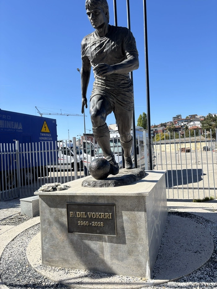 Fadil Vokrri wurde eine Statue vor „seinem“ Stadion gewidmet