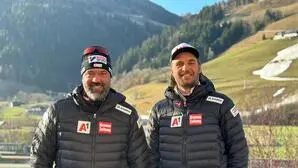 Johannes Zöchling (links) mit Christian Mitter, dem sportlichen Leiter Aki alpin des ÖSV