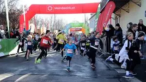 GRAZ,AUSTRIA,31.DEC.24 - RUNNING - MeinBezirk Silvesterlauf. Image shows participants. Photo: GEPA pictures/ Hans Oberlaender