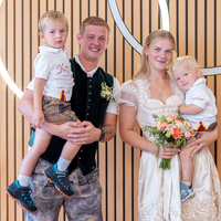 Patrick Ropatsch mit seiner Beate und den Kindern Christopher (3) und Raphael (1) 