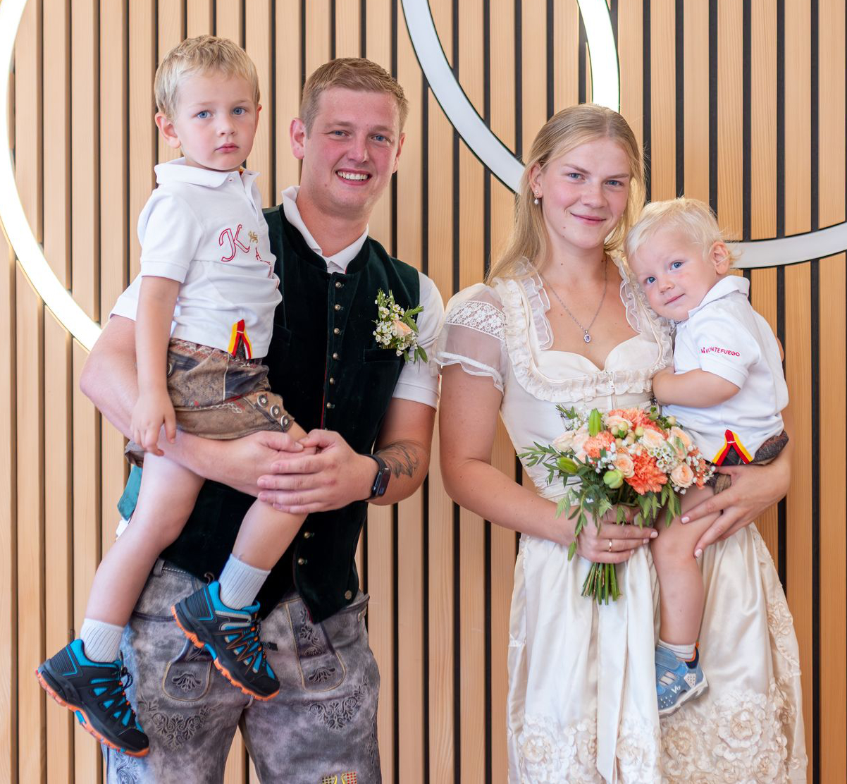 Patrick Ropatsch mit seiner Beate und den Kindern Christopher (3) und Raphael (1) 