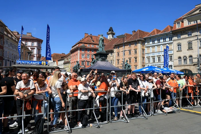 GRAZ,AUSTRIA,26.APR.26 - ICE HOCKEY - ICE Hockey League, Graz 99ers, championship celebration. Image shows an overview of the Grazer main square with fans of the 99ers and the clock tower. Photo: GEPA pictures/ Mario Buehner-Weinrauch