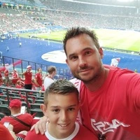 Wo, wenn nicht in Fußballarenen: Gernot Messner mit Sohn Mika