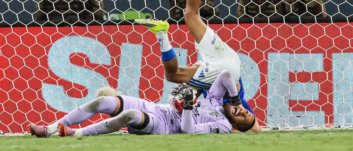 Diese Szene war der Auslöser für die Tumulte im Stadtderby von Belo Horizonte