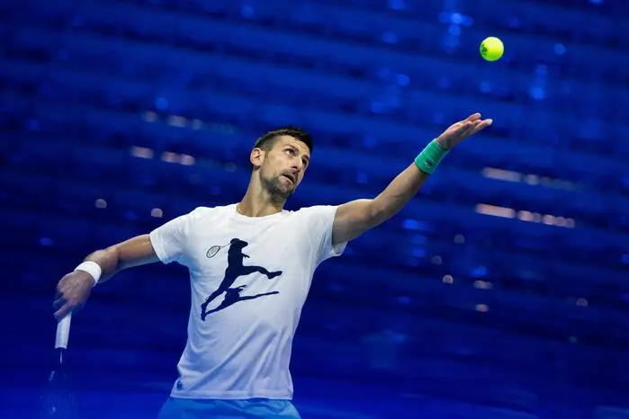 Günter Bresnik über die Nummer eins, Novak Djokovic: „Er spielt weiterhin in einer eigenen Liga, die Liste seiner Stärken ist endlos und er ist für mich der Titelfavorit. Nicht umsonst war er heuer wieder knapp am Grand Slam dran. Man wird bei ihm keine Schwäche finden, vielleicht mangelt es bei ihm aber an Interesse, weil ihm Nadal und Federer fehlen.“