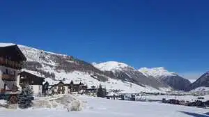 Traumhafte Kulisse am Freitag in Livigno, inzwischen gab es noch mehr Neuschnee, der den Freestylern zu schaffen macht