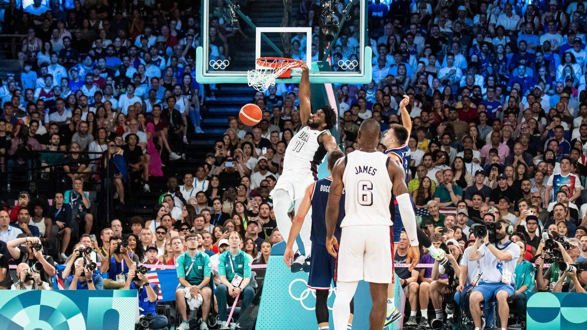 Joel Embiid bei einem spektakulären Dunk gegen Serbien