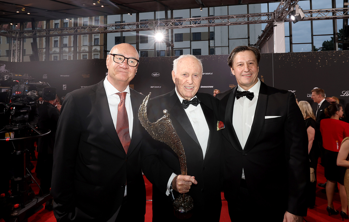 Kuhn mit dem „NIKI“ fürs Lebenswerk zwischen SMA-Ehrenpräsident Hans-Peter Trost und Präsident Michael Schuen 