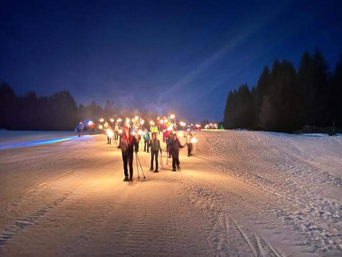 Beliebt sind auch die Schneeschuhwanderungen bei Mondschein