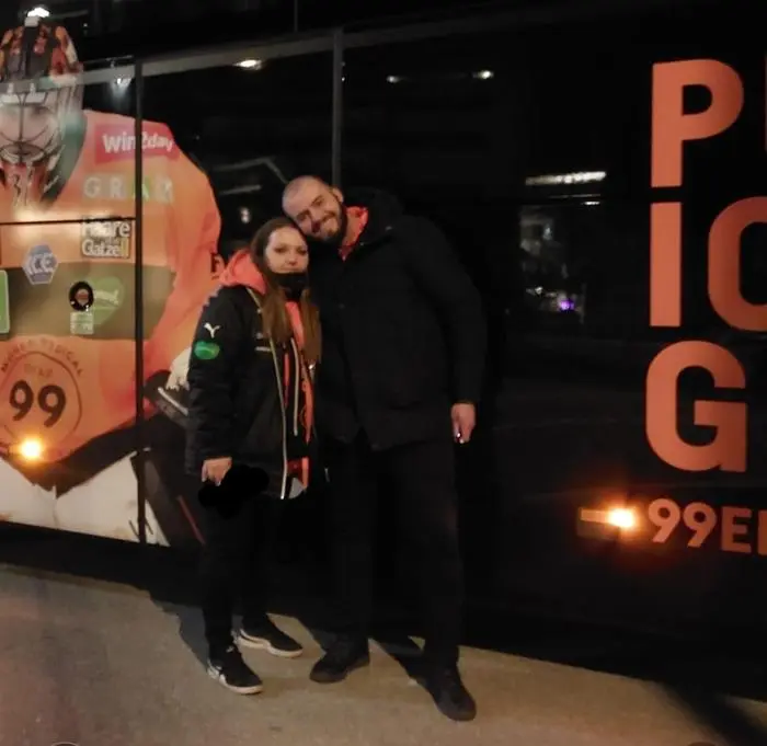 Die Chefs des 99ers-Fanklubs „Sektion Liebenau“: Manuela Hirtl und Christopher Held