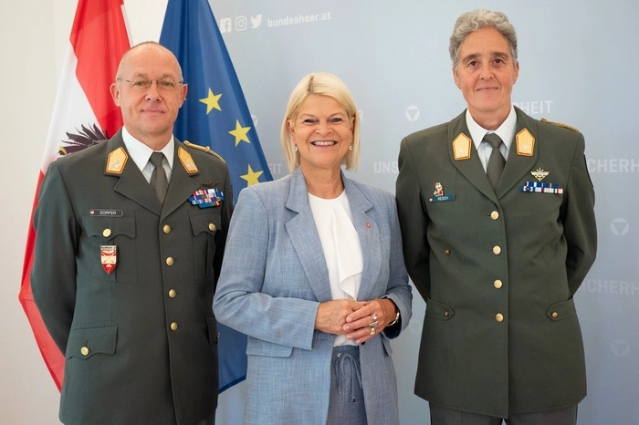 Ministerin Klaudia Tanner mit  Brigadier Karoline Resch und Generalleutnant Martin Dorfer, der Leiter der Direktion 1 und Kommandant Land- und Spezialeinsatzkräfte