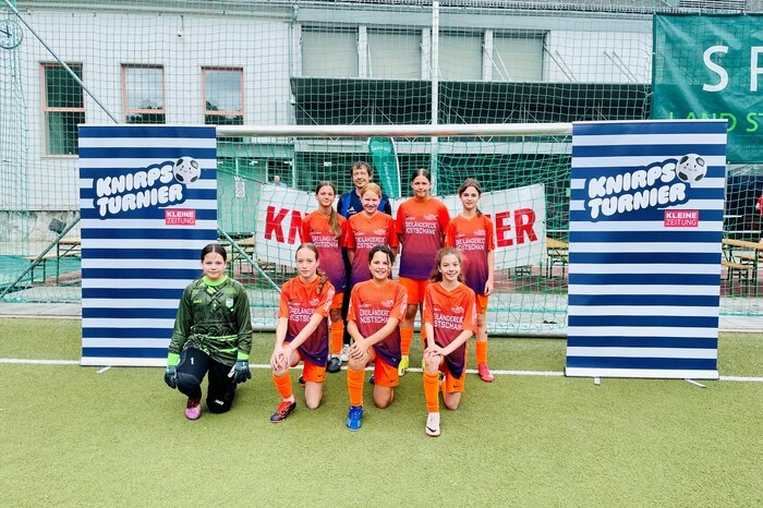 USC Schäffern / TSV Juniors Hartberg: Raphaela Englisch, Helmut Gaberschek, Clara Drobist, Enna Dzuzdanovic, Maria Persteiner (h.v.l.). Anika Terler, Eva Ebner, Aurelia Monamin, Elena Barwick (v.v.l.)