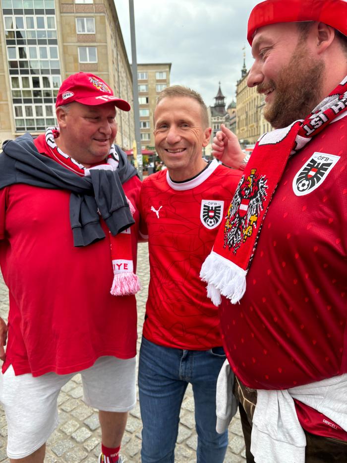 ÖFB-Präsident Klaus 
Mitterdorfer mit Fans