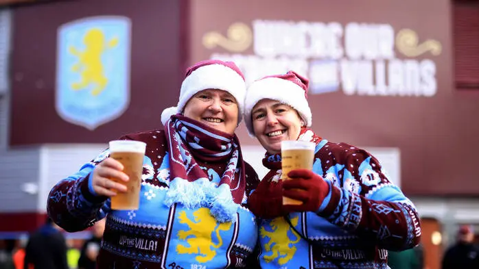 In den englischen Stadien soll es schon bald wieder Bier auch im Stadion geben und nicht nur davor 