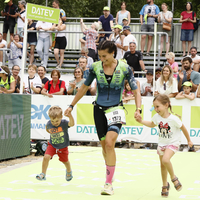 Lisa Watschinger mit ihren Kindern Sophia und Samuel