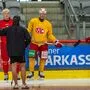Thomas Hundertpfund (gelbes Trikot) ist bereits wieder zurück auf dem Eis