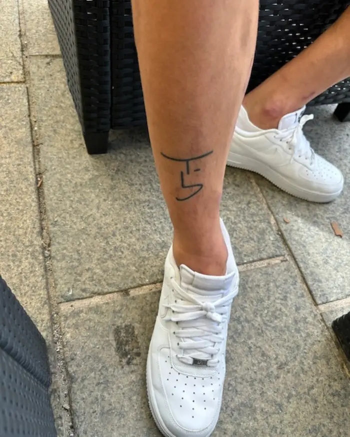 David zeigt sein Tattoo