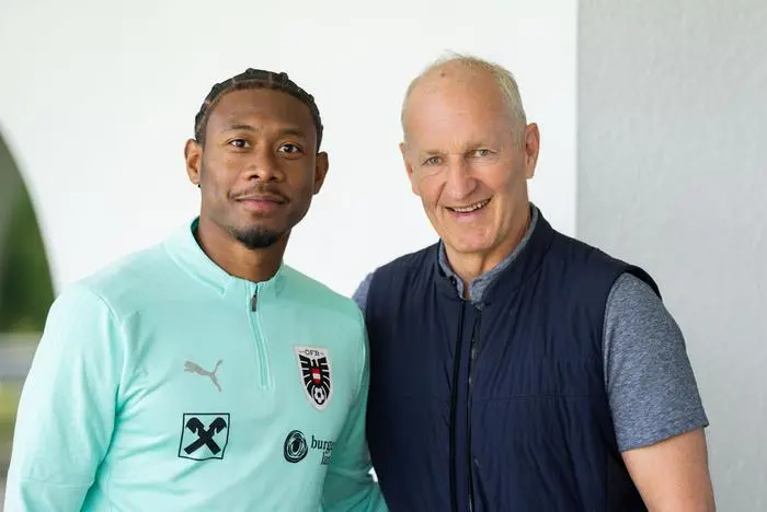 ABD0067_20240613 - BERLIN - DEUTSCHLAND: David Alaba und Ralph Krueger am Mittwoch, 13. Juni 2024, im Rahmen eines Trainings des österreichischen Nationalteams in Berlin. - FOTO: APA/GEORG HOCHMUTH
