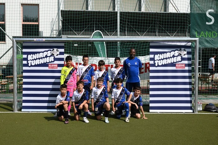 Die SV Justiz Juniors: Muhamad Hussein, Erkal Tropper, Denis Muntean, Sami Cevizci, Pedro Lazaro (h.v.l.). Ali Sina Gholami, Victor Ohner, Jakob Rabisch, Gabriel Abdelmour, Leo Streitberger.