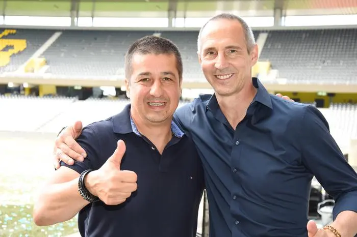 27.05.2018 Bern ,Schweiz Fussball Herren Saison 2017/2018 Schweizer Cupfinal BSC Young Boys - FC Zuerich. Bild zeigt: Christian Peintinger Adi Adolf Huetter Trainer (YB) Trainer Gestik Aktion *** 27 05 2018 Bern Switzerland Football Mens Season 2017 2018 Swiss Cup Final BSC Young Boys FC Zuerich Picture shows Christian Peintinger Adi Adolf Huetter Manager YB Trainer Gestik Action PUBLICATIONxNOTxINxSUI  