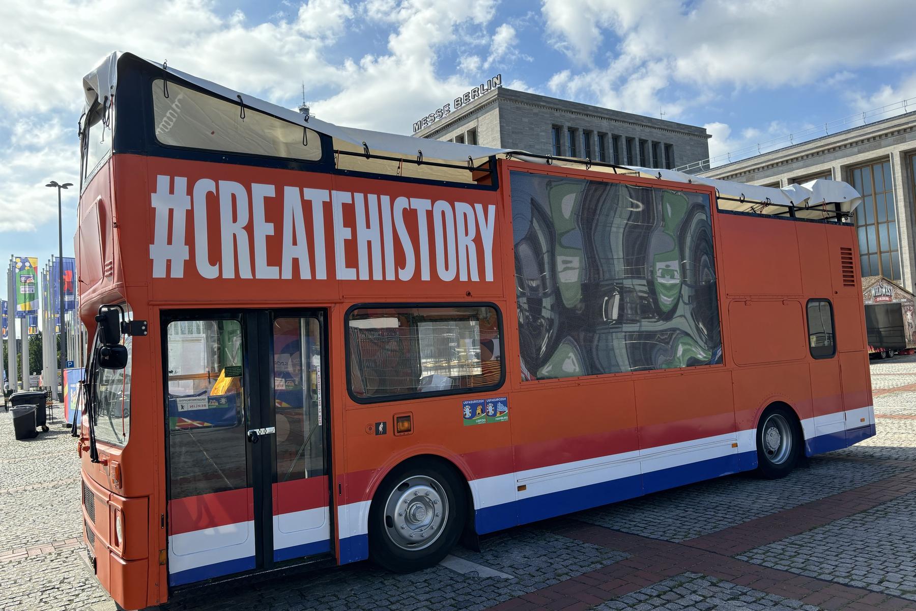 UEFA Euro 2024: Der „Oranjebus“: Ein Bus, der zur Legende wurde