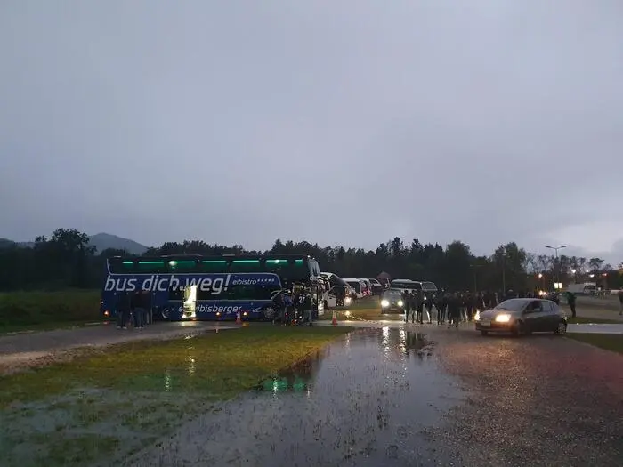 Fanbusse vor dem Stadion in Klagenfurt