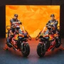 Jack Miller und Brad Binder mit ihren Arbeitsgeräten für 2024