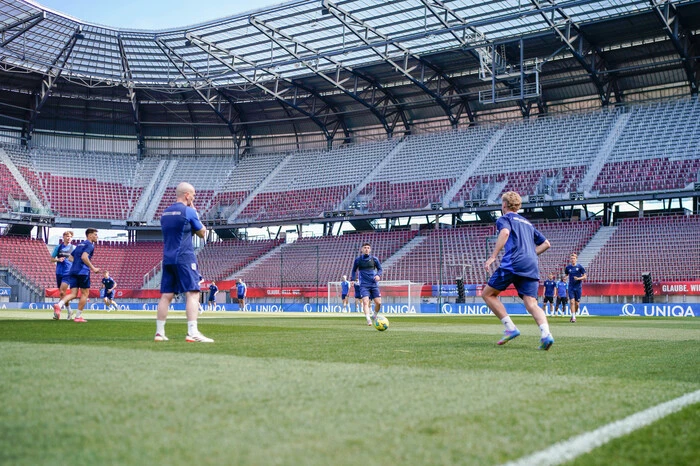 KLAGENFURT,AUSTRIA,30.APR.25 - SOCCER - UNIQA OEFB Cup, final, Wolfsberger AC vs TSV Hartberg, preview, training Hartberg. Image shows an overview of the Woerthersee Stadion with the team of Hartberg. Photo: GEPA pictures/ Johannes Friedl