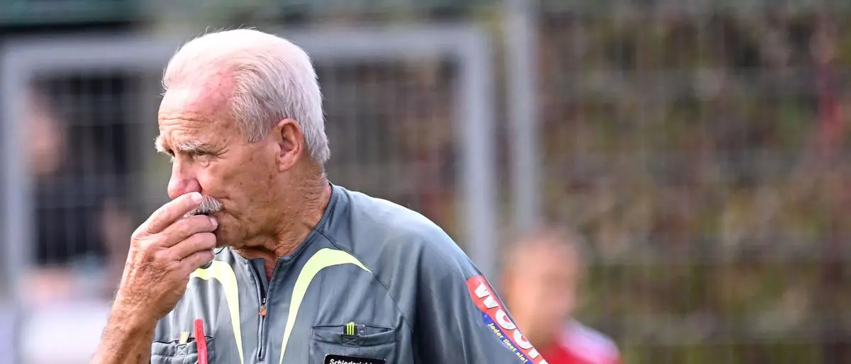 Fussball  ,2024-09-21  , Liga  Schiri Sylvester Diöthe 84 / Abschiedsspiel U13 ASK- U13 SAK
im Bild:Abschiedsspiel Schiri Sylvester Diöthe 84 
Credit Photo by:Hermann Sobe 