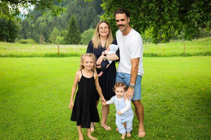 Michael Schiechl mit Stefanie, der starken Frau an seiner Seite, und den Kindern Clara, Hannah, Paul