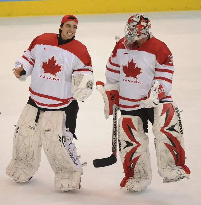 Bildnummer: 05511063  Datum: 18.02.2010  Copyright: imago/ZUMA Press
Feb. 18, 2010 - Vancouver, Ontario, Canada - 02/18/10 - Celebrating the victory, left is back up goalie, Canada s Marc-Andre Fleury and winning goalie, Canada s Martin Brodeur.  PUBLICATIONxINxGERxSUIxAUTxONLY - ZUMAt14; OS Spiele Winter Winterspiele Vancouver Eishockey Herren Nationalteam Länderspiel vdig xdp 2010 quadrat  o0 Freude

Image number 05511063 date 18 02 2010 Copyright imago Zuma Press Feb 18 2010 Vancouver Ontario Canada 02 18 10 celebrating The Victory left is Back Up Goalie Canada s Marc André Fleury and Winning Goalie Canada s Martin Brodeur PUBLICATIONxINxGERxSUIxAUTxONLY ZUMAt14 OS Games Winter Winter Games Vancouver Ice hockey men National team international match Vdig  2010 Square o0 happiness 