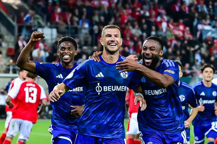 Junior Adamu (links) jubelte mit Edin Dzeko (Mitte)