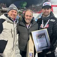 Adi Niederkorn, hier mit den ÖSV-Pressechefs Markus Aichner (l.) und Tom Schrammel (r.) wurde in Schladming verabschiedet.